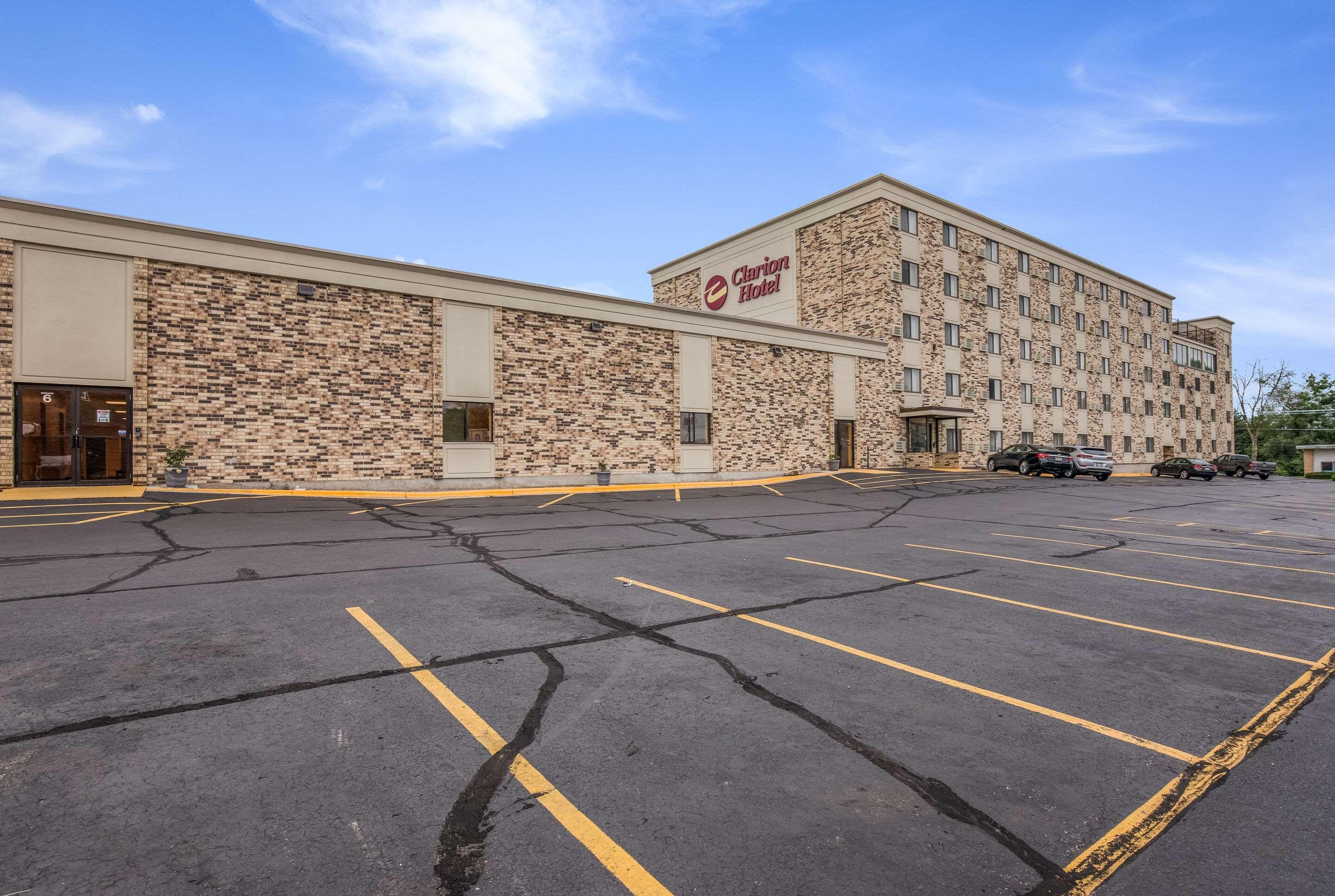 Americinn & Suites By Wyndham Baraboo Event Center Exterior photo